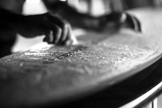 Comment enlever la wax de sa planche de surf (et pourquoi elle finit toujours en gros bloc gris)