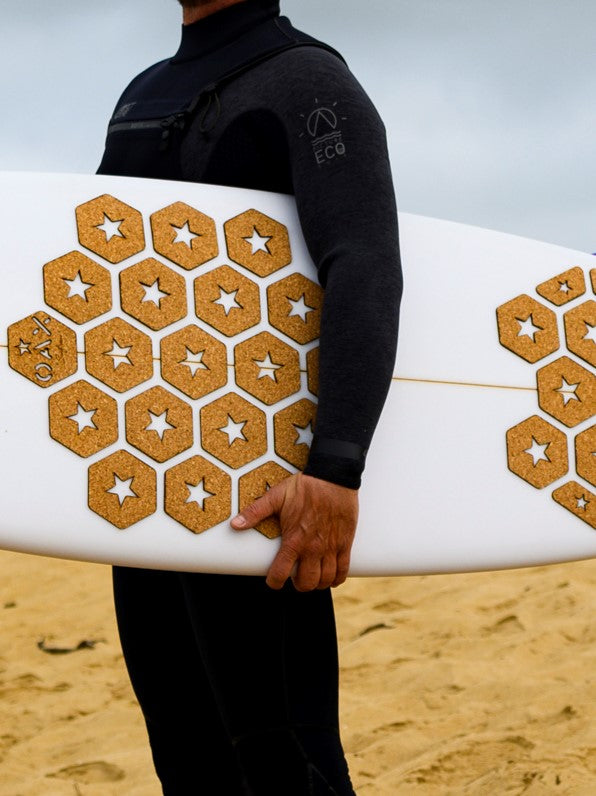 Grip OAX HEXASTAR : motif hexagonal en liège aggloméré sur une planche de surf