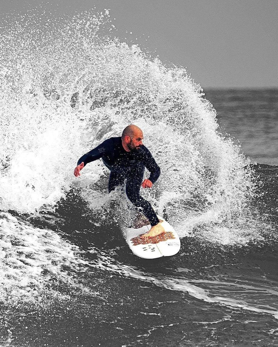 Front pad OAX HEXASTAR sur une planche de surf, vue 3