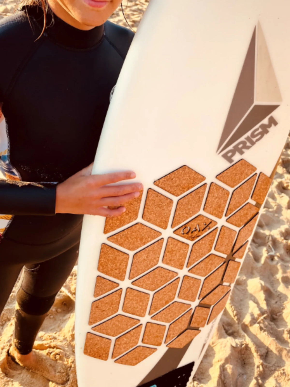 Shortboard équipé du grip OAX DIAMOND, sur la plage